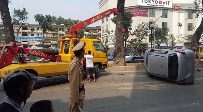H&agrave; Nội: &Ocirc; t&ocirc; 4 chỗ bị lật khi đi v&agrave;o l&agrave;n đường xe bu&yacute;t nhanh, 2 mẹ con hoảng sợ - Ảnh 2.