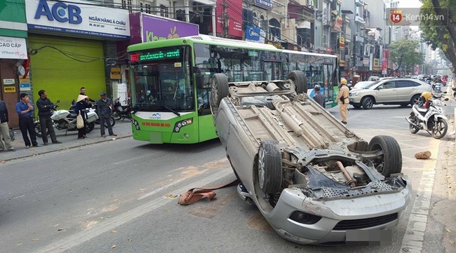 H&agrave; Nội: &Ocirc; t&ocirc; 4 chỗ bị lật khi đi v&agrave;o l&agrave;n đường xe bu&yacute;t nhanh, 2 mẹ con hoảng sợ - Ảnh 1.