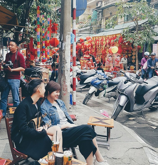 Ch&ugrave;m ảnh: H&agrave; Nội - S&agrave;i G&ograve;n v&agrave; những sắc m&agrave;u chiều 30 Tết - Ảnh 3.