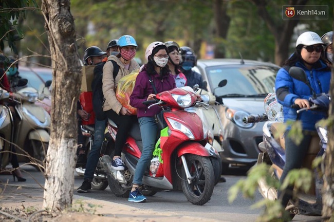 Chùm ảnh: Chiều 28 Tết, người dân lỉnh kỉnh đồ đạc về quê, nhiều tuyến đường ở Hà Nội ùn tắc - Ảnh 6.