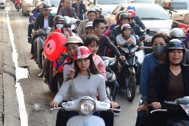 Mới m&ugrave;ng 1 Tết th&ocirc;i nhưng nhiều tuyến đường của Thủ đ&ocirc; đ&atilde; đ&ocirc;ng nghẹt rồi - Ảnh 10.