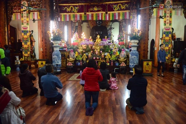 Người Hà Nội đi lễ chùa, lắng nghe tiếng chuông đầu năm mới - Ảnh 4.