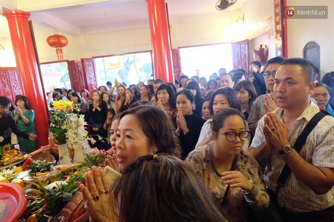 Hà Nội: Hàng vạn người dân chen chân đi lễ Phủ Tây Hồ mùng 2 Tết - Ảnh 12.