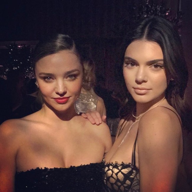 Miranda Kerr và Kendall Jenner đọ vẻ gợi cảm ở đêm tiệc - Ai là người xinh đẹp hơn? - Ảnh 12.