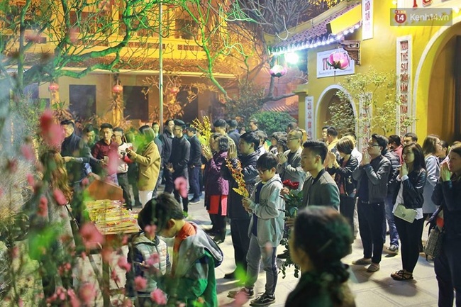 Người Hà Nội đi lễ chùa, lắng nghe tiếng chuông đầu năm mới - Ảnh 9.
