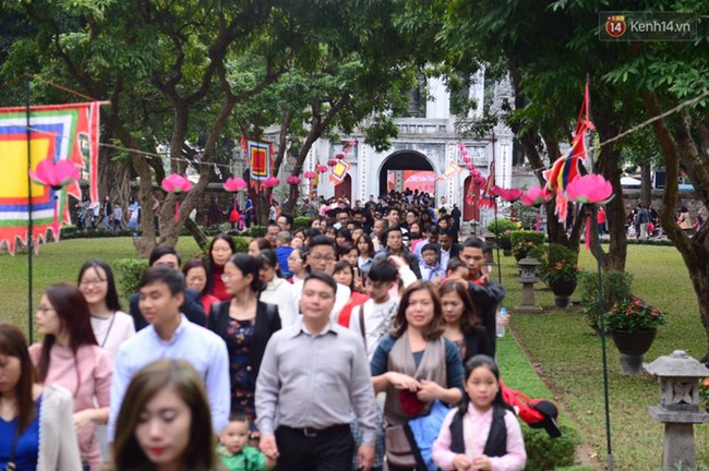 M&ugrave;ng 2 Tết, Văn Miếu - Quốc Tử Gi&aacute;m chật cứng người xin chữ đầu năm - Ảnh 5.