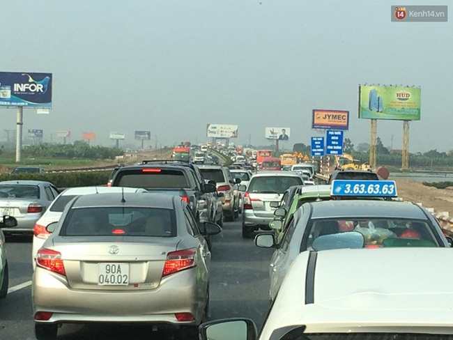 H&agrave; Nội: Tai nạn li&ecirc;n ho&agrave;n giữa 3 &ocirc; t&ocirc;, cao tốc Ph&aacute;p V&acirc;n - Cầu Giẽ tắc h&agrave;ng chục km - Ảnh 1.
