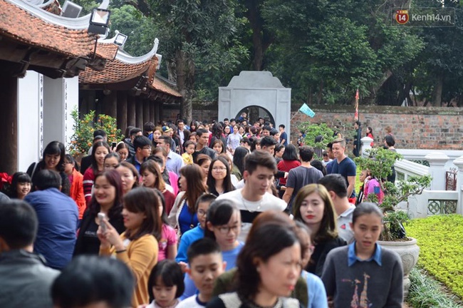 M&ugrave;ng 2 Tết, Văn Miếu - Quốc Tử Gi&aacute;m chật cứng người xin chữ đầu năm - Ảnh 3.