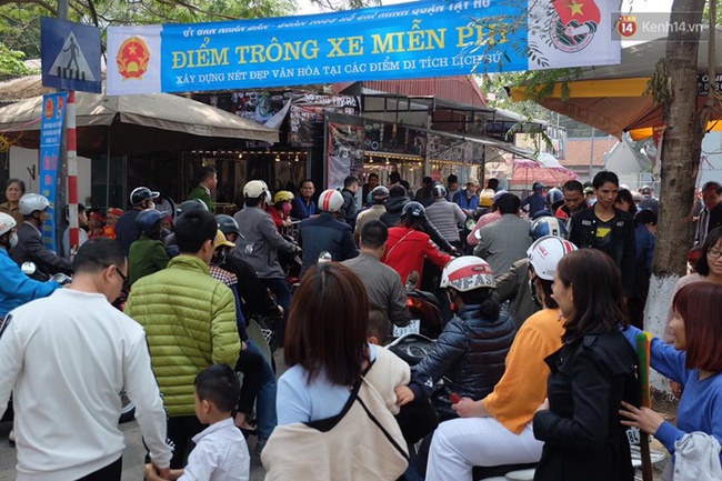 Hà Nội: Hàng vạn người dân chen chân đi lễ Phủ Tây Hồ mùng 2 Tết - Ảnh 2.