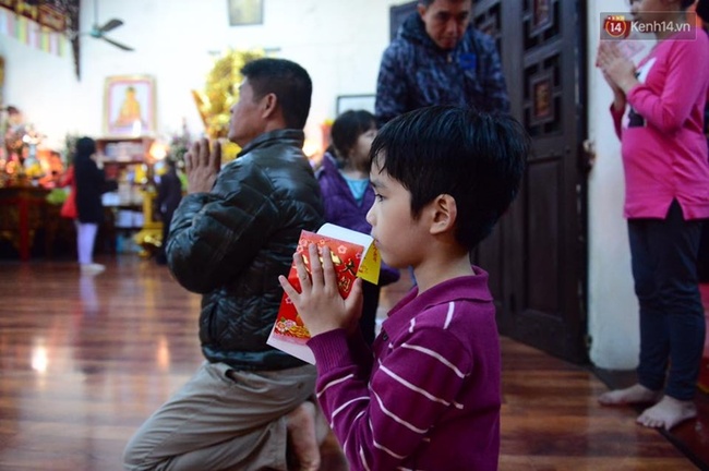 Người Hà Nội đi lễ chùa, lắng nghe tiếng chuông đầu năm mới - Ảnh 6.