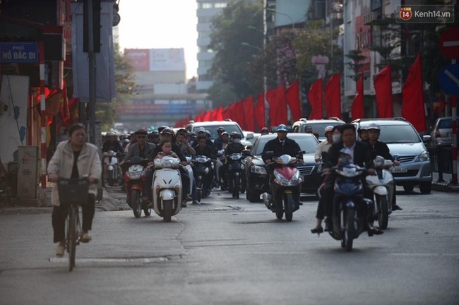 Mới mùng 1 Tết thôi nhưng nhiều tuyến đường của Thủ đô đã đông nghẹt rồi - Ảnh 5.