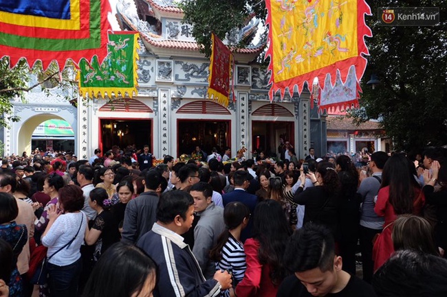 Hà Nội: Hàng vạn người dân chen chân đi lễ Phủ Tây Hồ mùng 2 Tết - Ảnh 3.