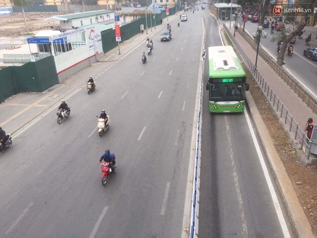 Đường phố H&agrave; Nội th&ocirc;ng tho&aacute;ng trong ng&agrave;y đi l&agrave;m đầu ti&ecirc;n năm con g&agrave; 2017 - Ảnh 9.