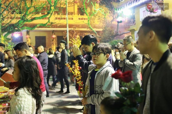 Người Hà Nội đi lễ chùa, lắng nghe tiếng chuông đầu năm mới - Ảnh 10.