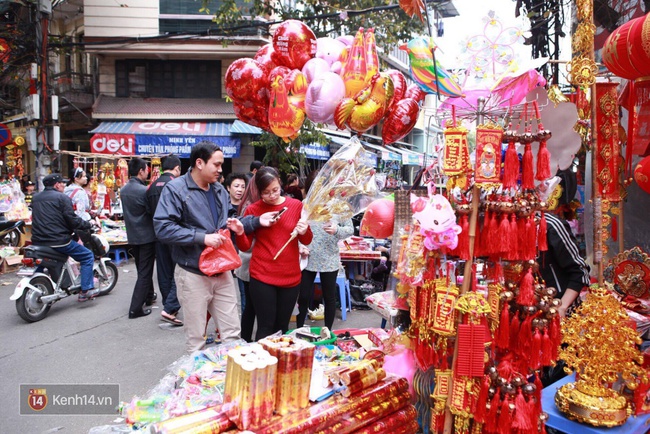 Chùm ảnh: Hà Nội - Sài Gòn và những sắc màu chiều 30 Tết - Ảnh 4.