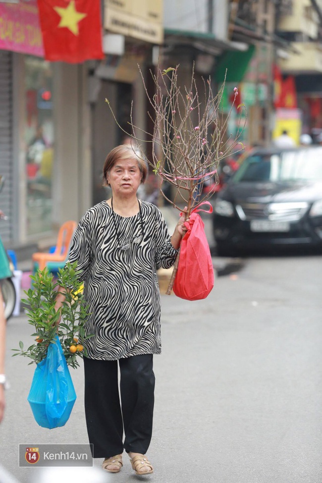 Chùm ảnh: Hà Nội - Sài Gòn và những sắc màu chiều 30 Tết - Ảnh 8.