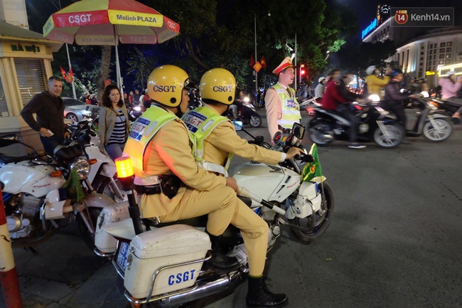 C&ocirc;ng an H&agrave; Nội tung qu&acirc;n l&agrave;m nhiệm vụ trong đ&ecirc;m Giao thừa ở H&agrave; Nội - Ảnh 3.
