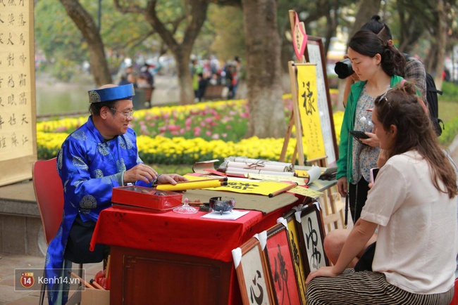 Chùm ảnh: Hà Nội - Sài Gòn và những sắc màu chiều 30 Tết - Ảnh 6.