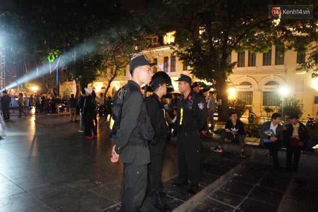 C&ocirc;ng an H&agrave; Nội tung qu&acirc;n l&agrave;m nhiệm vụ trong đ&ecirc;m Giao thừa ở H&agrave; Nội - Ảnh 2.