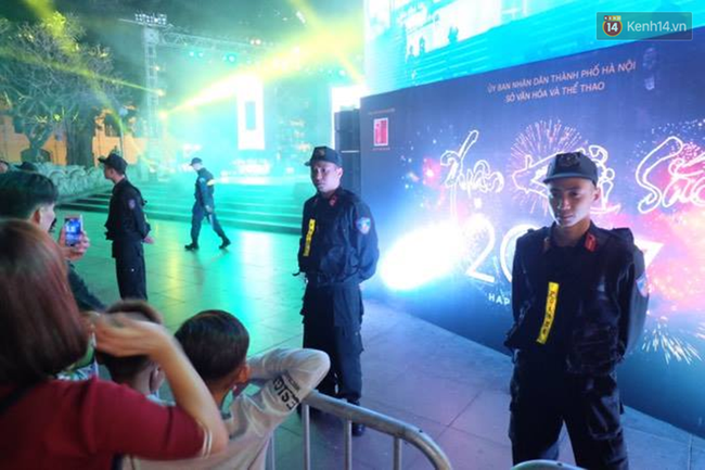 C&ocirc;ng an H&agrave; Nội tung qu&acirc;n l&agrave;m nhiệm vụ trong đ&ecirc;m Giao thừa ở H&agrave; Nội - Ảnh 4.