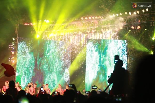 Màn trình chiếu pháo hoa hoành tráng trên màn hình LED ở Hà Nội đêm Giao thừa - Ảnh 5.