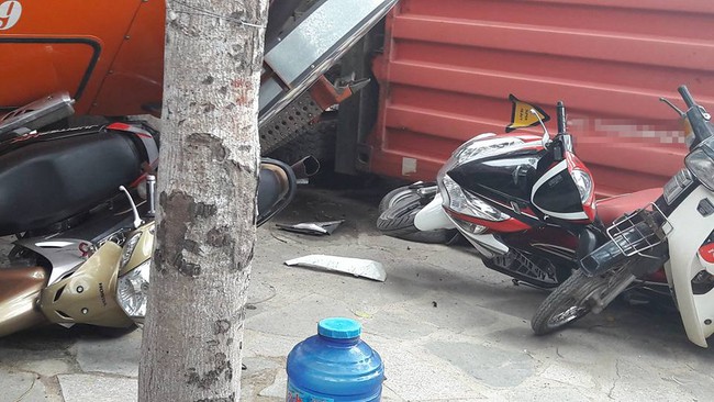 Ninh Thuận: Tr&aacute;nh xe m&aacute;y, container đ&acirc;m thẳng v&agrave;o qu&aacute;n cafe đ&egrave; n&aacute;t nhiều xe m&aacute;y - Ảnh 1.