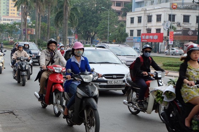 Đường phố Hà Nội thông thoáng trong ngày đi làm đầu tiên năm con gà 2017 - Ảnh 4.
