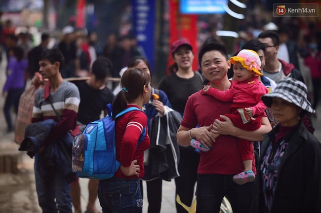 Lo sợ &ugrave;n tắc, nhiều người trẩy hội Ch&ugrave;a Hương ngay trong đ&ecirc;m - Ảnh 10.