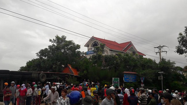 Ninh Thuận: Tr&aacute;nh xe m&aacute;y, container đ&acirc;m thẳng v&agrave;o qu&aacute;n cafe đ&egrave; n&aacute;t nhiều xe m&aacute;y - Ảnh 2.