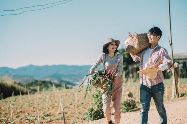 Chỉ cần yêu nhau thật nhiều thì ảnh cưới chụp ở... vườn rau cũng khiến người ta xuýt xoa - Ảnh 8.