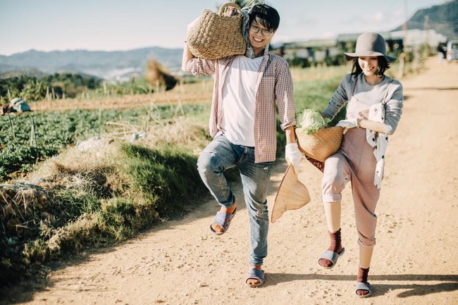 Chỉ cần yêu nhau thật nhiều thì ảnh cưới chụp ở... vườn rau cũng khiến người ta xuýt xoa - Ảnh 9.