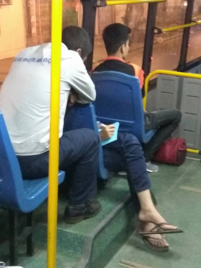 Chuyện giản dị ph&iacute;a sau b&agrave;i to&aacute;n của anh phụ xe v&agrave; cậu nh&oacute;c lớp 7 ngay tr&ecirc;n xe bus khiến ta mỉm cười! - Ảnh 1.