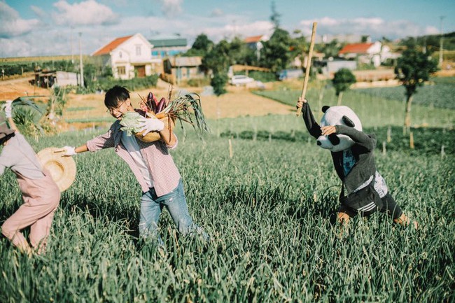 Chỉ cần yêu nhau thật nhiều thì ảnh cưới chụp ở... vườn rau cũng khiến người ta xuýt xoa - Ảnh 10.