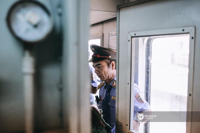 Người đàn ông 30 năm ăn Tết trên tàu và chuyến tàu cuối cùng rời ga Hà Nội trong đêm giao thừa - Ảnh 2.