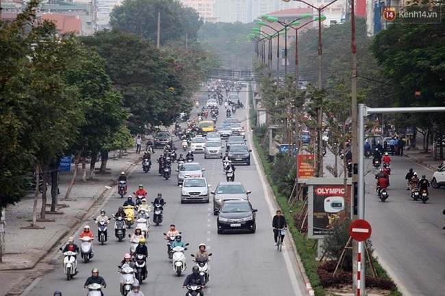 Đường phố H&agrave; Nội th&ocirc;ng tho&aacute;ng trong ng&agrave;y đi l&agrave;m đầu ti&ecirc;n năm con g&agrave; 2017 - Ảnh 12.