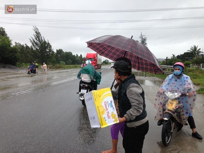 Người dân Quảng Nam đội mưa ra đường quyên góp để mai táng cho người vô danh gặp nạn - Ảnh 1.