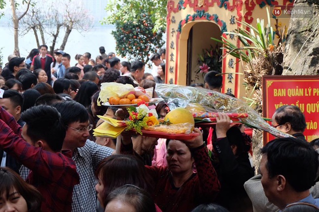 Hà Nội: Hàng vạn người dân chen chân đi lễ Phủ Tây Hồ mùng 2 Tết - Ảnh 9.