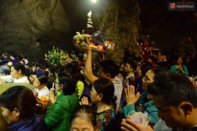 Lo sợ &ugrave;n tắc, nhiều người trẩy hội Ch&ugrave;a Hương ngay trong đ&ecirc;m - Ảnh 4.