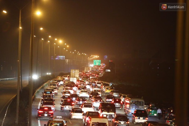 Hà Nội: Vạ vật hàng tiếng đồng hồ chờ thông tắc trên cao tốc Pháp Vân - Cầu Giẽ - Ảnh 1.