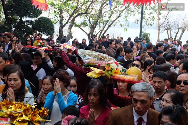 Hà Nội: Hàng vạn người dân chen chân đi lễ Phủ Tây Hồ mùng 2 Tết - Ảnh 7.