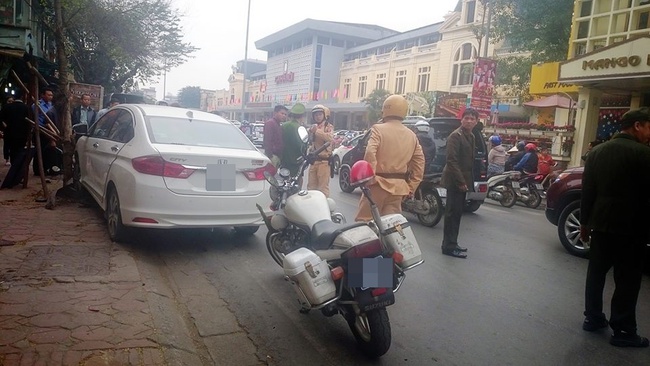 H&agrave; Nội: Xe đi&ecirc;n g&acirc;y tai nạn li&ecirc;n ho&agrave;n ng&agrave;y m&ugrave;ng 6 Tết - Ảnh 2.