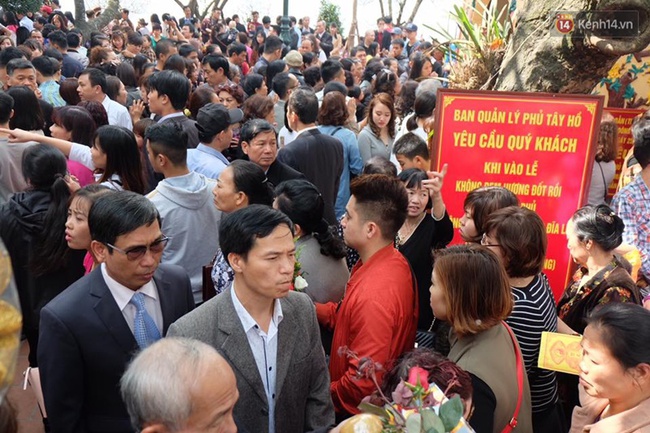 H&agrave; Nội: H&agrave;ng vạn người d&acirc;n chen ch&acirc;n đi lễ Phủ T&acirc;y Hồ m&ugrave;ng 2 Tết - Ảnh 8.