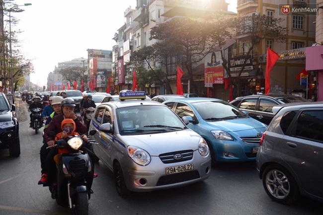 Mới m&ugrave;ng 1 Tết th&ocirc;i nhưng nhiều tuyến đường của Thủ đ&ocirc; đ&atilde; đ&ocirc;ng nghẹt rồi - Ảnh 6.