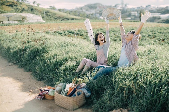 Chỉ cần yêu nhau thật nhiều thì ảnh cưới chụp ở... vườn rau cũng khiến người ta xuýt xoa - Ảnh 24.