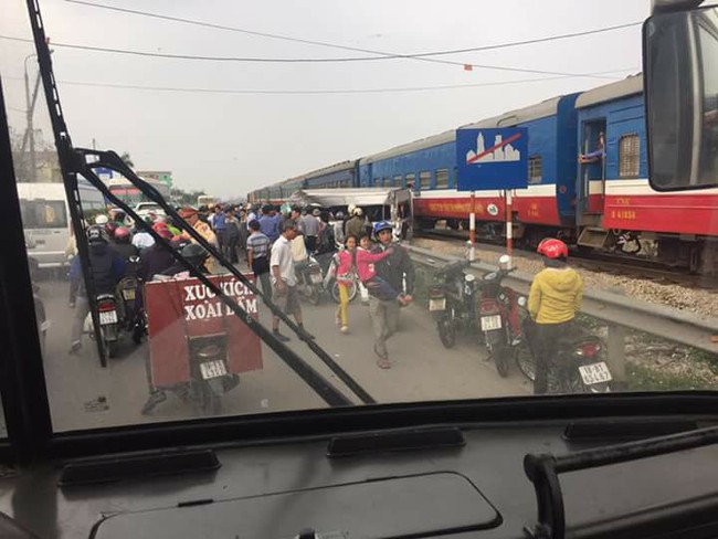Nam Định: Xe kh&aacute;ch 16 chỗ đ&acirc;m thẳng v&agrave;o t&agrave;u hỏa, đầu xe n&aacute;t bươm - Ảnh 3.