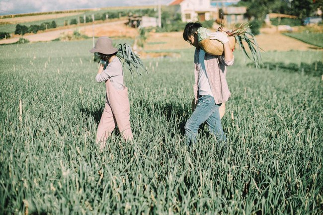 Chỉ cần yêu nhau thật nhiều thì ảnh cưới chụp ở... vườn rau cũng khiến người ta xuýt xoa - Ảnh 25.