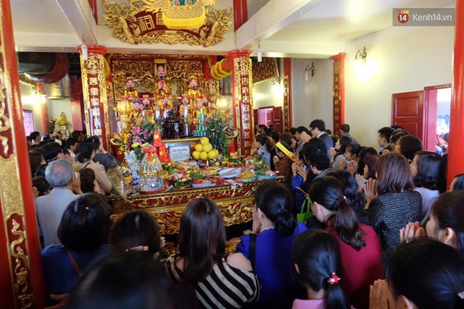 H&agrave; Nội: H&agrave;ng vạn người d&acirc;n chen ch&acirc;n đi lễ Phủ T&acirc;y Hồ m&ugrave;ng 2 Tết - Ảnh 11.