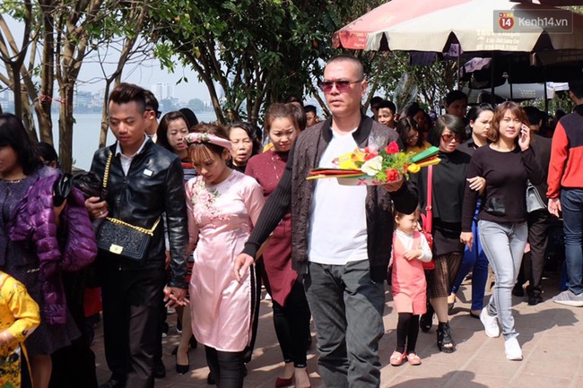H&agrave; Nội: H&agrave;ng vạn người d&acirc;n chen ch&acirc;n đi lễ Phủ T&acirc;y Hồ m&ugrave;ng 2 Tết - Ảnh 5.