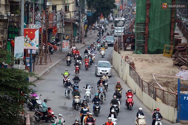 Đường phố H&agrave; Nội th&ocirc;ng tho&aacute;ng trong ng&agrave;y đi l&agrave;m đầu ti&ecirc;n năm con g&agrave; 2017 - Ảnh 13.