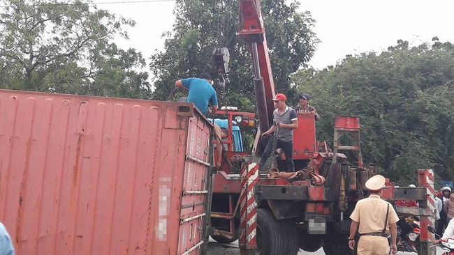 Ninh Thuận: Tr&aacute;nh xe m&aacute;y, container đ&acirc;m thẳng v&agrave;o qu&aacute;n cafe đ&egrave; n&aacute;t nhiều xe m&aacute;y - Ảnh 5.